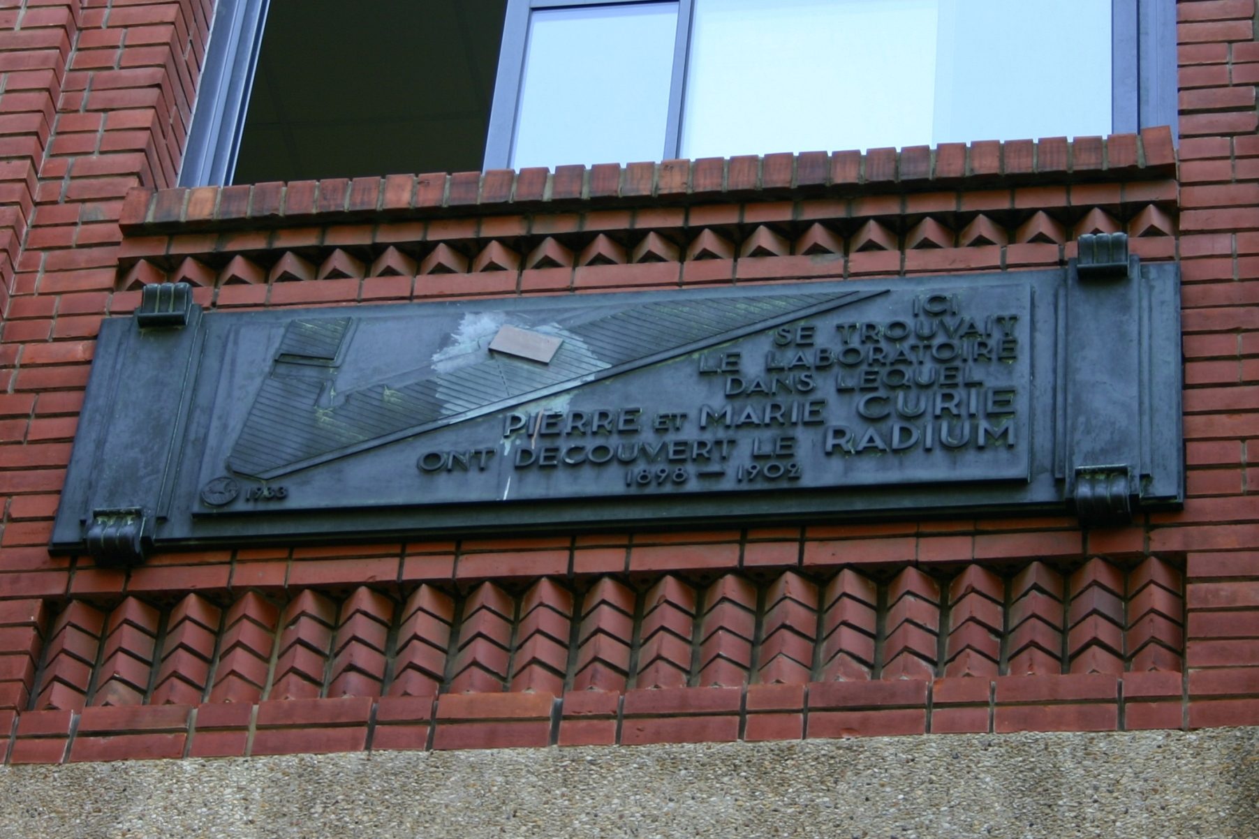 Pierre and Marie Curie's laboratory memorial tablet, Ecole Superieure de Physique et de Chimie Industrielles, Paris - 02.JPG